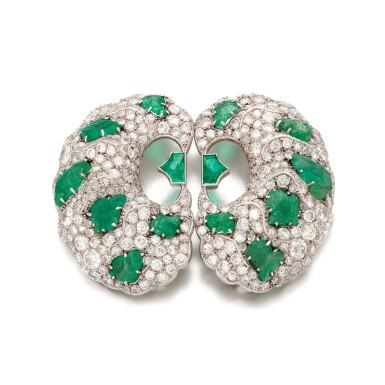 View full screen - View 1 of Lot 40. PAIR OF EMERALD AND DIAMOND CLIPS (COPPIA DI SPILLE IN SMERALDI E DIAMANTI).