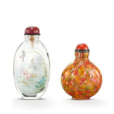 全螢幕檢視 - 查看2017An inside-painted glass 'cats' snuff bottle by Cao Miao, Dated dingsi year (1977), and a 'sandwich' glass snuff bottle, Qing dynasty, 18th - 19th century 丁巳年(1977年) 曹秒作玻璃內畫耄耋紋鼻煙壺 及 清十八至十九世紀 攪料鼻煙壺的1
