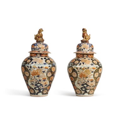 View full screen - View 1 of Lot 515. A Large Pair of Imari Vases and Covers, Edo Period, Early 18th Century | 伊万里 染付色絵壺一対、江戸時代、18世紀初| 日本 江戶 十八世紀初 伊萬里燒青花礬紅彩描金蓋瓶一對.