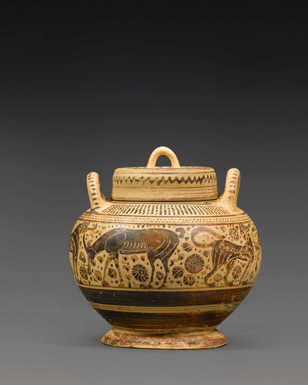 Voir en plein écran - Voir 1 du lot 414. A Corinthian Pottery Lidded Lekane, attributed to the Painter of Athens 931, circa 600 B.C..