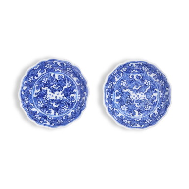 View full screen - View 1 of Lot 684. A pair of small blue and white 'mythical horse' foliate-rimmed dishes, Qing dynasty, Kangxi period | 清康熙 青花海水飛馬圖葵口小盤一對.