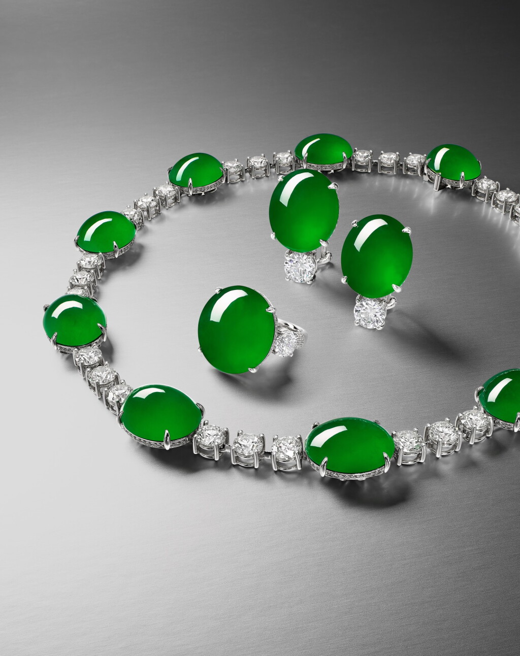 View full screen - View 1 of Lot 1885. A Highly Rare and Important 'Imperial Green' Jadeite and Diamond Parure | 極珍罕及重要 天然「帝王綠」翡翠 配 鑽石套裝.