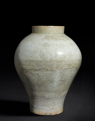 View full screen - View 1 of Lot 24. A rare and massive white-glazed jar, Joseon dysnasty, 18th century | 朝鮮王朝 十八世紀 白瓷大罐.