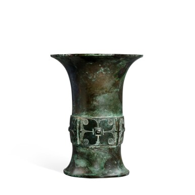 View full screen - View 1 of Lot 5636. An archaic inscribed bronze ritual wine vessel, zun, Late Shang dynasty | 商晚期 青銅四瓣目紋尊.