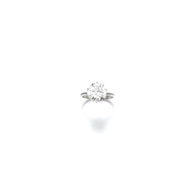 View full screen - View 1 of Lot 189. DIAMOND RING.