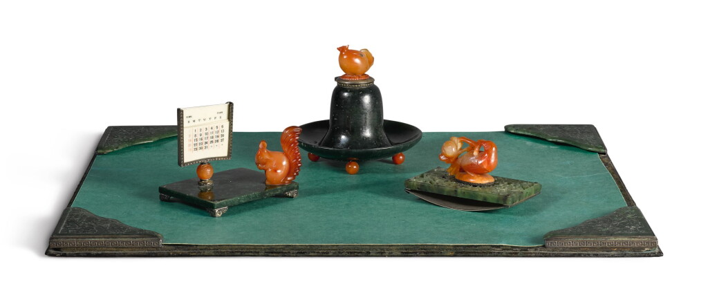 Voir en plein écran - Voir 1 du lot 559. A silver-mounted spinach green jade and agate desk set, retailed by Yamanaka, 20th century.