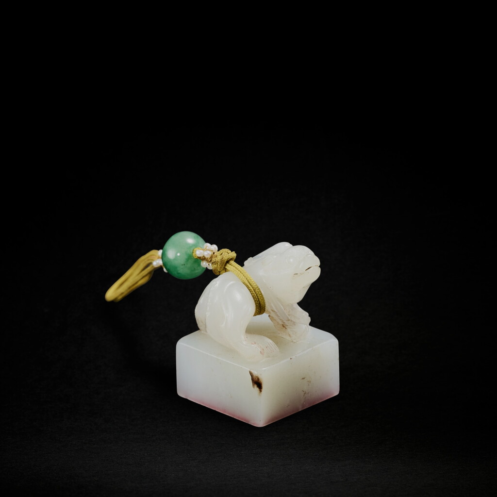 View full screen - View 1 of Lot 337. A white jade 'mythical beast' seal, Qing dynasty, 18th - 19th century | 清十八至十九世紀 白玉獸鈕「御書」印.