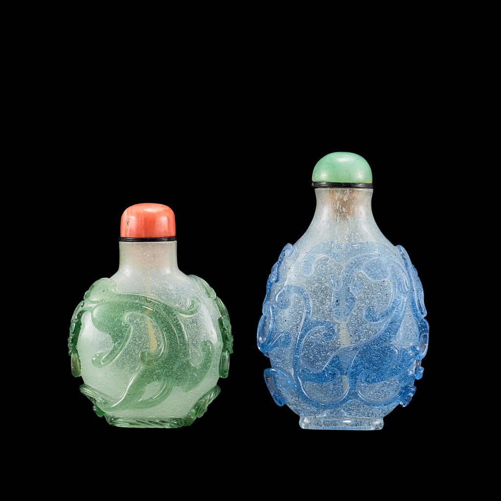 View full screen - View 1 of Lot 1051. Two overlay glass 'chilong' snuff bottles, Qing dynasty, 18th century | 清十八世紀 珍珠地套綠、藍料螭龍紋鼻煙壺一組兩件.