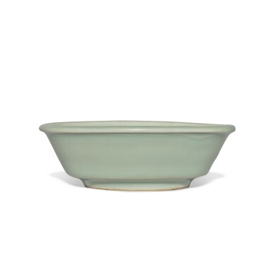 View full screen - View 1 of Lot 529. A 'Longquan' celadon-glazed washer, Southern Song dynasty | 南宋 龍泉窰青釉洗.