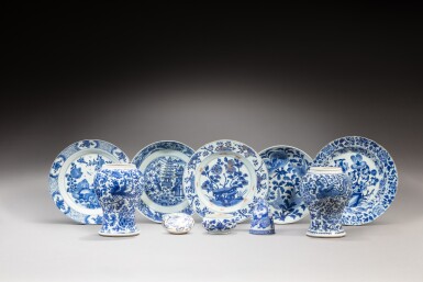 View full screen - View 1 of Lot 171. A group of ten blue and white wares, Qing dynasty, 17th / 18th century | 清十七 / 十八世紀 青花瓷器一組十件 .