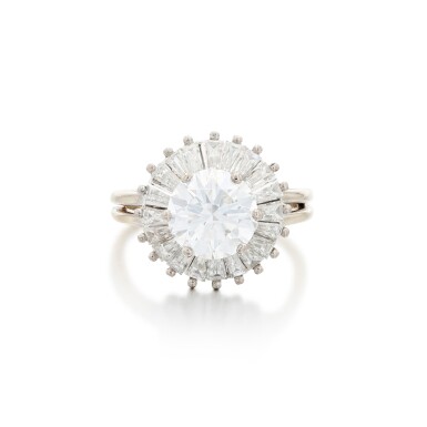 View full screen - View 1 of Lot 265. Diamond ring | Bague diamant.