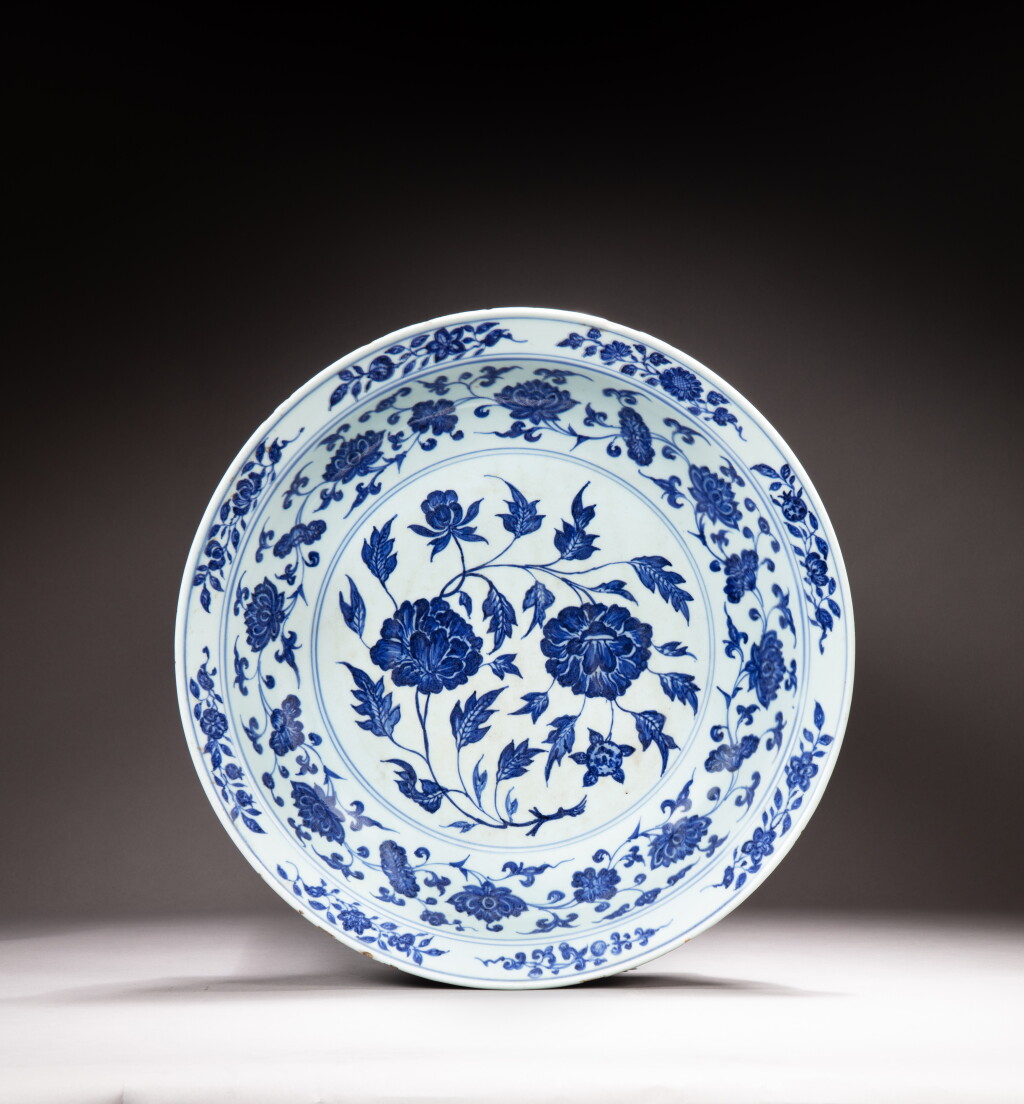 View full screen - View 1 of Lot 158. A large Ming-style blue and white 'peony' dish, Qing dynasty, Kangxi period | 清康熙 青花牡丹圖大盤.