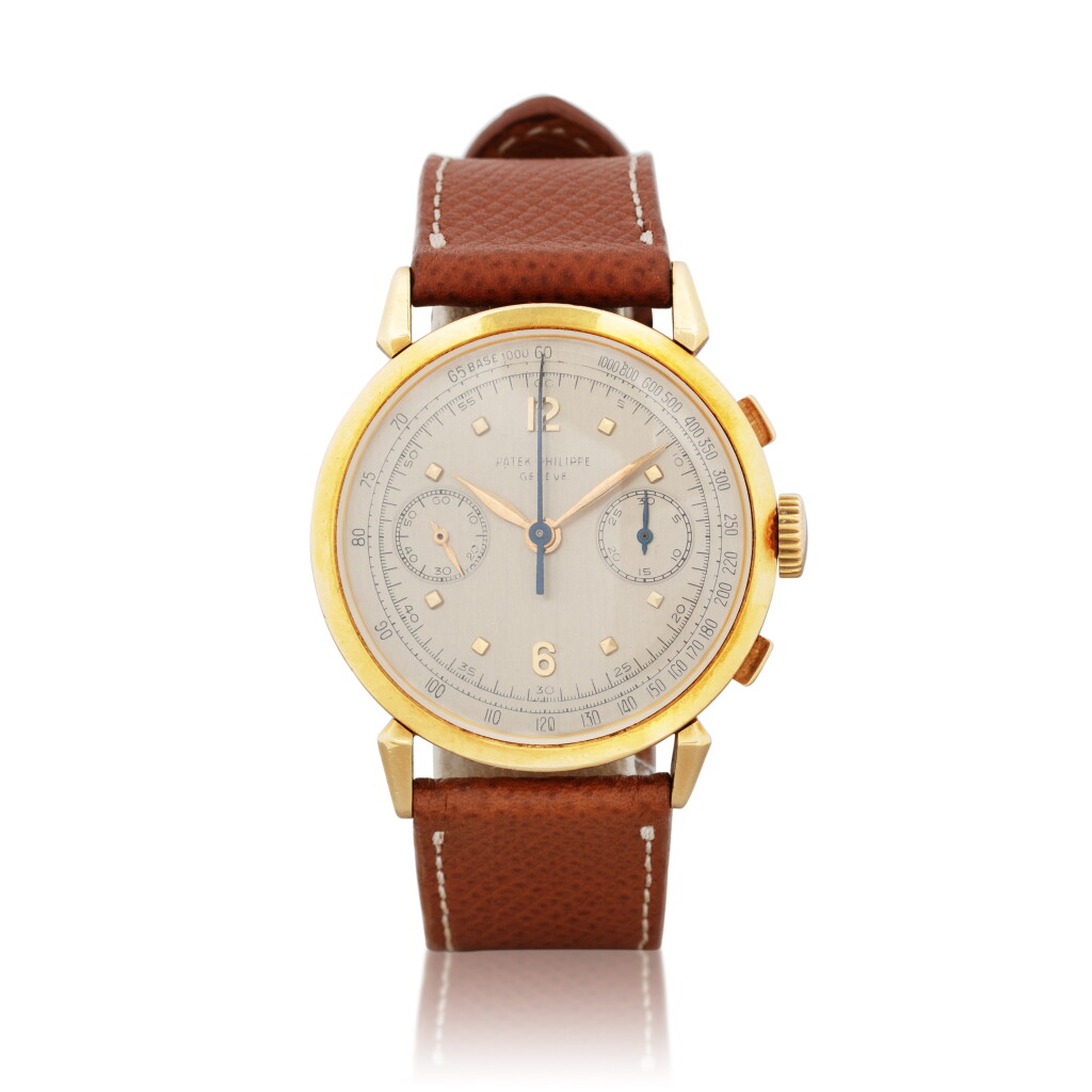 View full screen - View 1 of Lot 1028. Ref. 1579 Chronographe bracelet en or jaune avec des cornes araignée | Yellow gold chronograph wristwatch with spider lugs Vers 1956 | Made in 1956.
