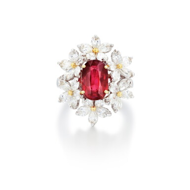 View full screen - View 1 of Lot 229. Bague rubis et diamants | Ruby and diamond ring.
