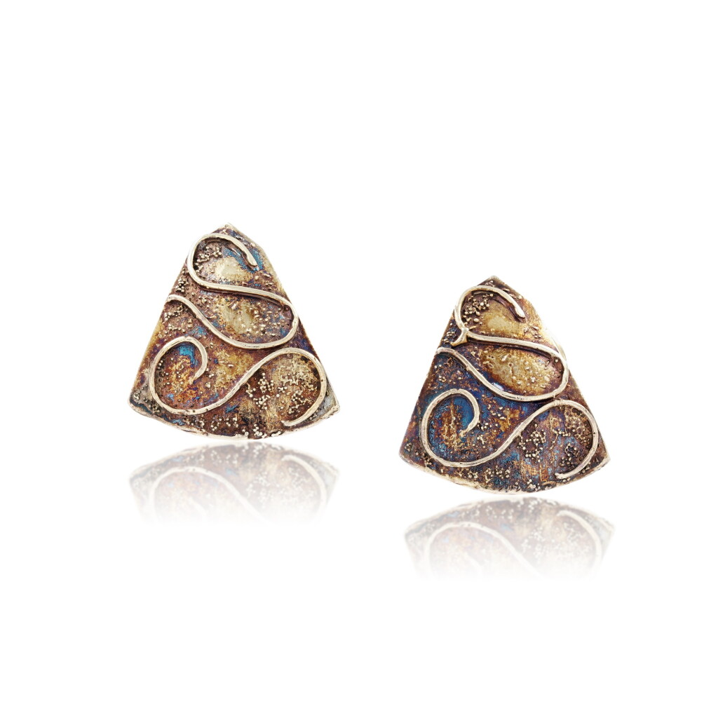 View full screen - View 1 of Lot 287. Pair of gold clip brooches | Paire de clips/broches or.