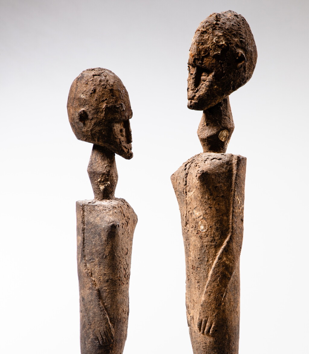 View full screen - View 1 of Lot 27. Couple de statues batepa phuwa, Lobi, Burkina Faso | Lobi batepa phuwa male and female couple, Burkina Faso.