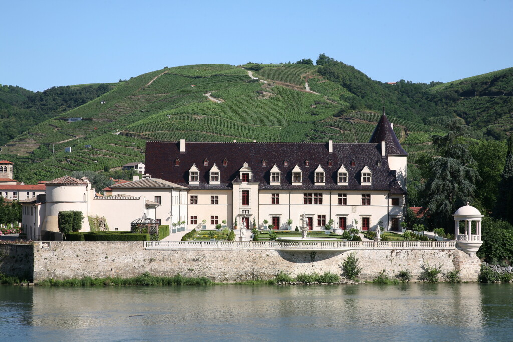 View full screen - View 1 of Lot 136. Côte Rôtie, Château d'Ampuis 2009 Guigal (6 BT).
