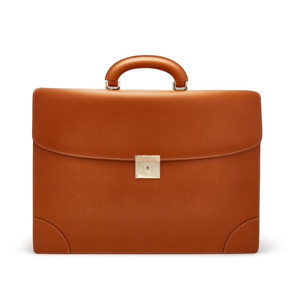 全螢幕檢視 - 查看424Valextra: A brown leather briefcase with gold plated hardware的1