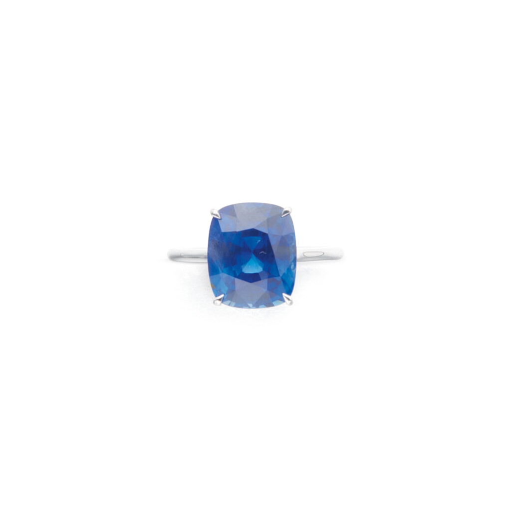 View full screen - View 1 of Lot 71. SAPPHIRE RING.
