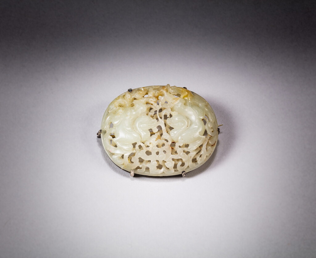 View full screen - View 1 of Lot 203. A group of jade ornaments and snuff bottles, Qing dynasty | 清 玉飾及鼻煙壺一組九件.