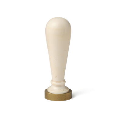 View full screen - View 1 of Lot 138. Ivory and silver-gilt hand seal, late 19th century | Silber vergoldete Petschaft mit Elfenbein, Ende des 19. Jahrhunderts.