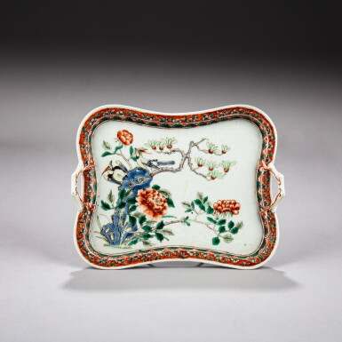 View full screen - View 1 of Lot 29. A famille-verte ‘peony and bird’ handled tray, Qing dynasty, Kangxi period | 清康熙 五彩牡丹鳥紋盤.