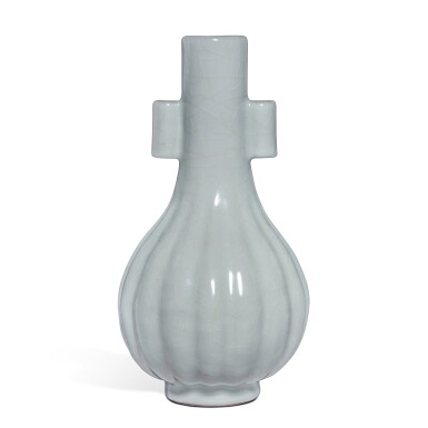 View full screen - View 1 of Lot 514. A fine and rare Ru-type lobed arrow vase, Seal mark and period of Qianlong | 清乾隆 仿汝釉貫耳瓜棱長頸瓶 《大清乾隆年製》款.