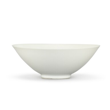 View full screen - View 1 of Lot 465. AN ANHUA-DECORATED WHITE-GLAZED 'FLORAL' BOWL QING DYNASTY, 18TH CENTURY | 清十八世紀 白釉暗花卉紋敞口盌.
