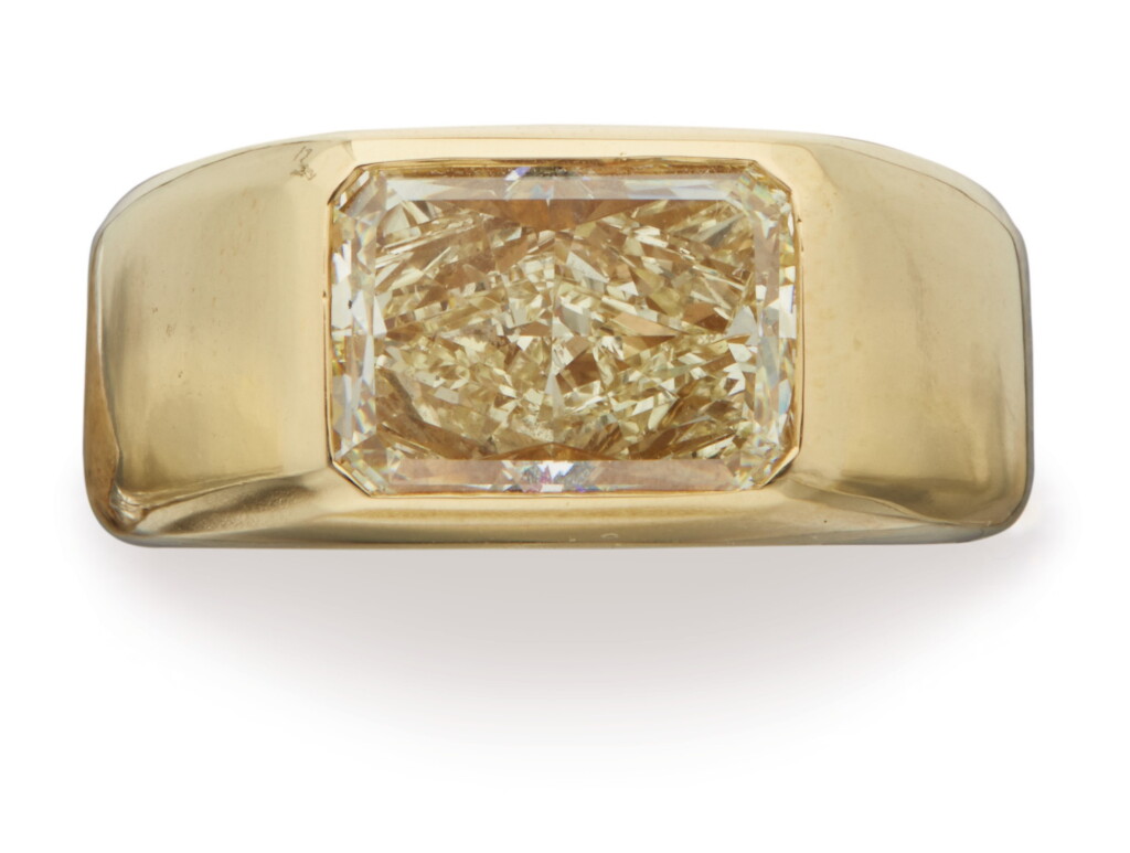 View full screen - View 1 of Lot 370. GOLD AND COLORED DIAMOND RING, BULGARI.