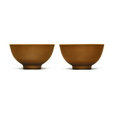 View full screen - View 1 of Lot 384. A pair of café-au-lait-glazed bowls, Seal marks and period of Qianlong | 清乾隆 紫金釉盌一對 《大清乾隆年製》款.