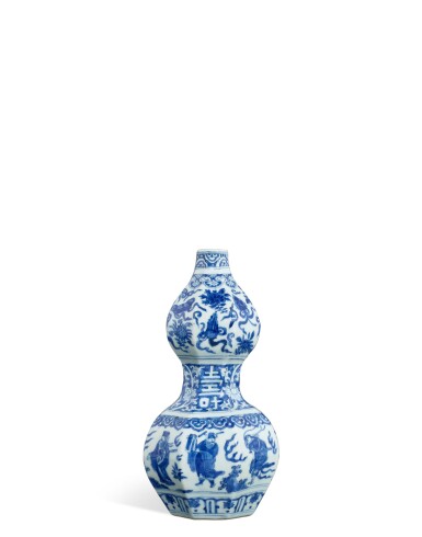 View full screen - View 1 of Lot 814. A blue and white 'Eight Immortals' octagonal double-gourd vase, Ming dynasty, Jiajing period, Fugui Jiaqi mark | 明嘉靖 青花八仙祝壽八方葫蘆瓶 《富貴佳器》款.
