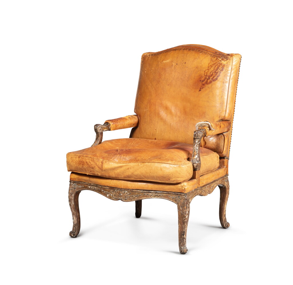 View full screen - View 1 of Lot 61. A large gilt wood armchair, French Regence, circa 1725 | Grand fauteuil à dossier plat en bois doré, d'époque Régence, vers 1725.