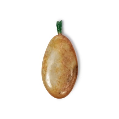 View full screen - View 1 of Lot 643. A russet and pale celadon jade 'pebble' snuff bottle, Qing dynasty, 18th / early 19th century | 清十八 / 十九世紀初 青白玉鼻煙壺.