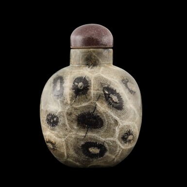 View full screen - View 1 of Lot 1020. A fossiliferous limestone snuff bottle, Qing dynasty, late 18th - early 19th century | 清十八世紀末至十九世紀初 石化石灰石鼻煙壺.