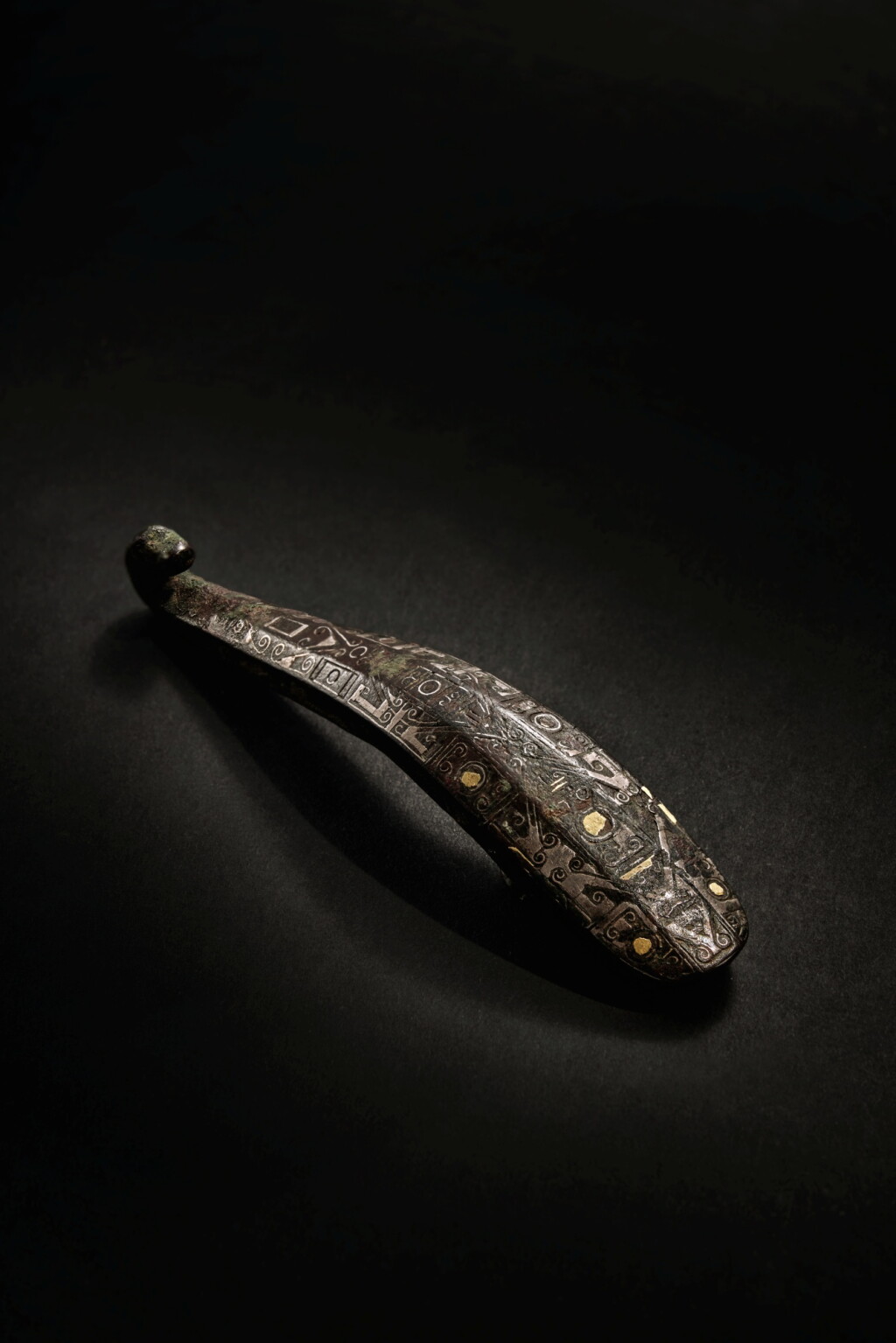 View full screen - View 1 of Lot 274. A gold and silver-inlaid bronze belthook, Warring States period - Han dynasty | 戰國至漢 銅錯金銀幾何紋帶鉤.
