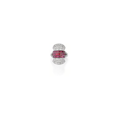 View full screen - View 1 of Lot 218. BAGUE RUBIS ET DIAMANTS | RUBY AND DIAMOND RING.