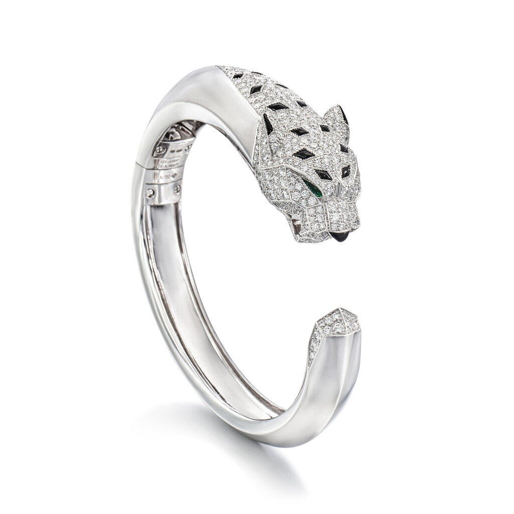 全螢幕檢視 - 查看1691'Panthère' Diamond, Emerald and Onyx Bangle | 卡地亞 | 'Panthère' 鑽石 配 縞瑪瑙 配 祖母綠 手鐲的1
