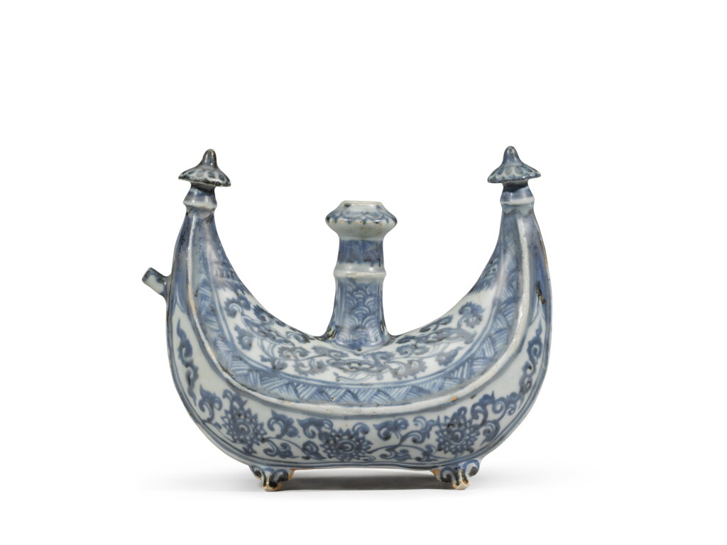全萤幕检视 - 查看22A rare blue and white crescent-shaped flask, Ming dynasty, 15th/16th century | 明十五 /十六世紀 青花纏枝花卉紋酒壺的1
