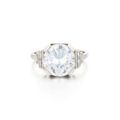 View full screen - View 1 of Lot 165. Bague diamants, vers 1930 | Diamond ring, 1930s.