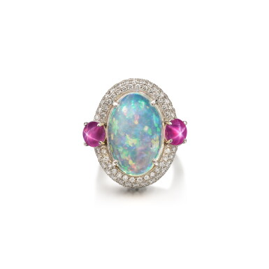 Voir en plein écran - Voir 1 du lot 1690. Opal, Ruby and Diamond Ring | 歐泊 配 紅寶石 配 鑽石 戒指.