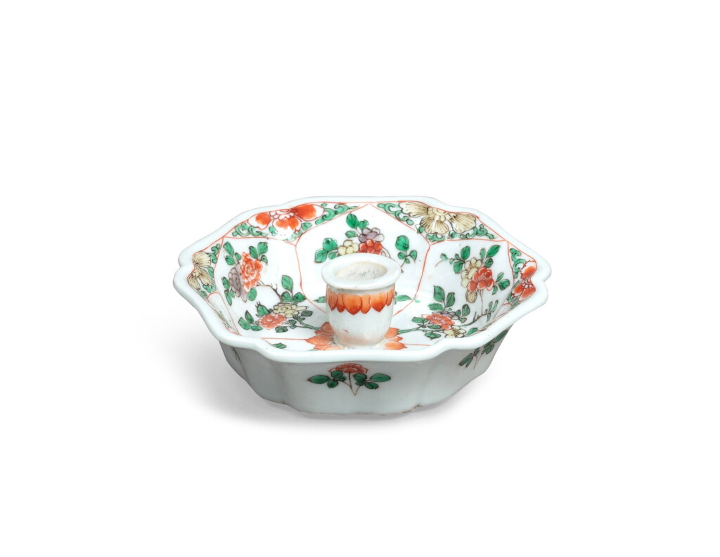 View full screen - View 1 of Lot 115. A famille verte bougeoir China, Qing dynasty, Kangxi period, 1662-1722 | Bougeoir en porcelaine de la famille verte Chine, dynastie Qing, époque Kangxi, 1662-1722.