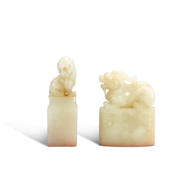 View full screen - View 1 of Lot 797. Two Shoushan soapstone seals by Xu Yunshu, 20th century | 二十世紀 徐雲叔篆壽山芙蓉凍獸鈕「甘道舒懷」印 及「心閑樂」印.