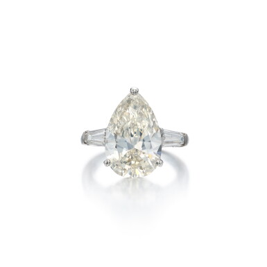 View full screen - View 1 of Lot 68. Diamond Ring.