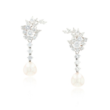 View full screen - View 1 of Lot 156. Paire de pendants d'oreille perles de culture et diamant | Pair of cultured pearl and diamond pendent earrings.