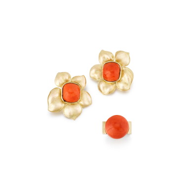 View full screen - View 1 of Lot 120. Paire de boucles d'oreille corail et or | Pair of coral and gold earrings.
