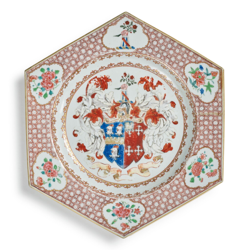 View full screen - View 1 of Lot 1882. A CHINESE EXPORT ARMORIAL HEXAGONAL PLATE, QING DYNASTY, YONGZHENG / QIANLONG PERIOD, CIRCA 1735 | 清雍正/乾隆 約1735年 粉彩紋章圖六方盤.