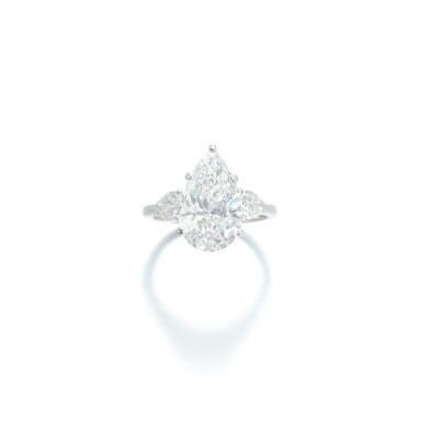 View full screen - View 1 of Lot 724. Diamond ring.