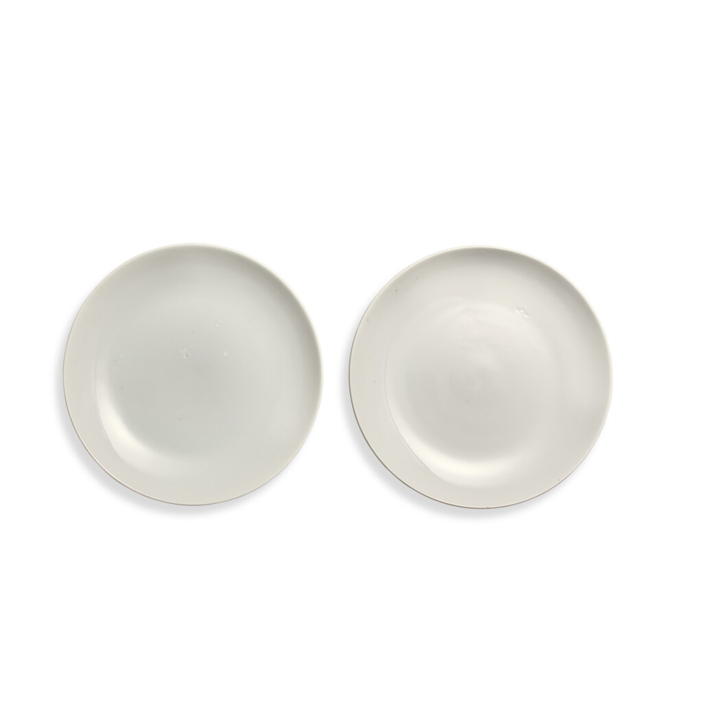 View full screen - View 1 of Lot 3135. 「大風堂」、「摩耶精舍」款白釉碟一對 | A Pair of White-glazed Dishes, Seal Mark of Dafengtang and Moyejingshe.