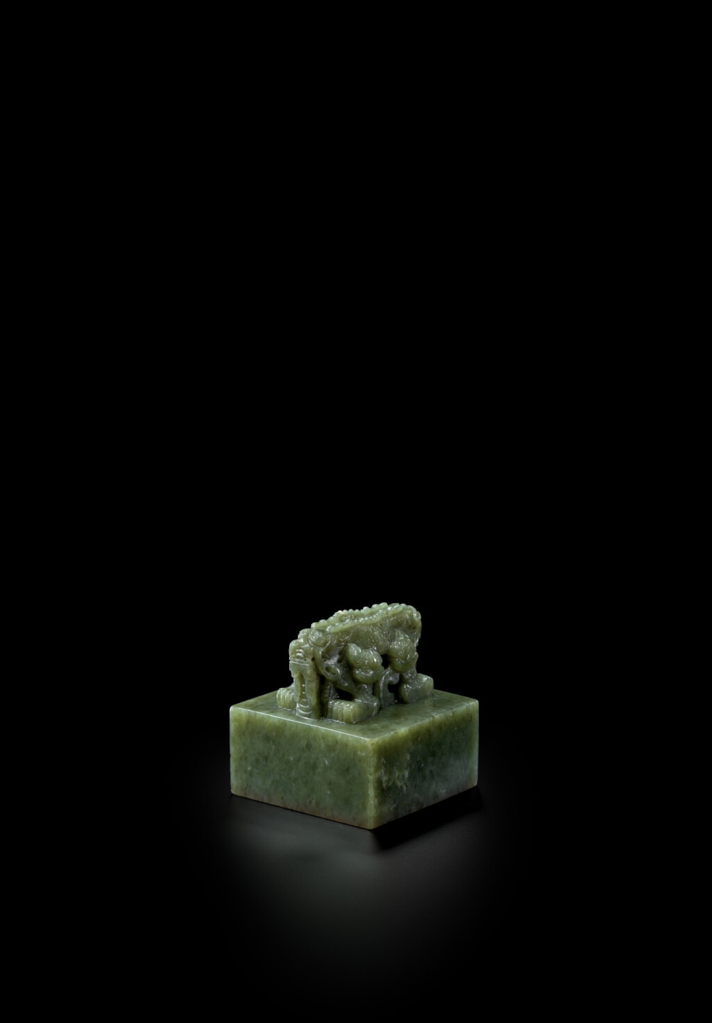 View full screen - View 1 of Lot 3632. An important imperial Khotan-green jade 'Taishang huangdi zhi bao' seal, Qing dynasty, Qianlong period | 清乾隆 乾隆帝御寶交龍鈕和闐青玉璽 印文:太上皇帝之寶.