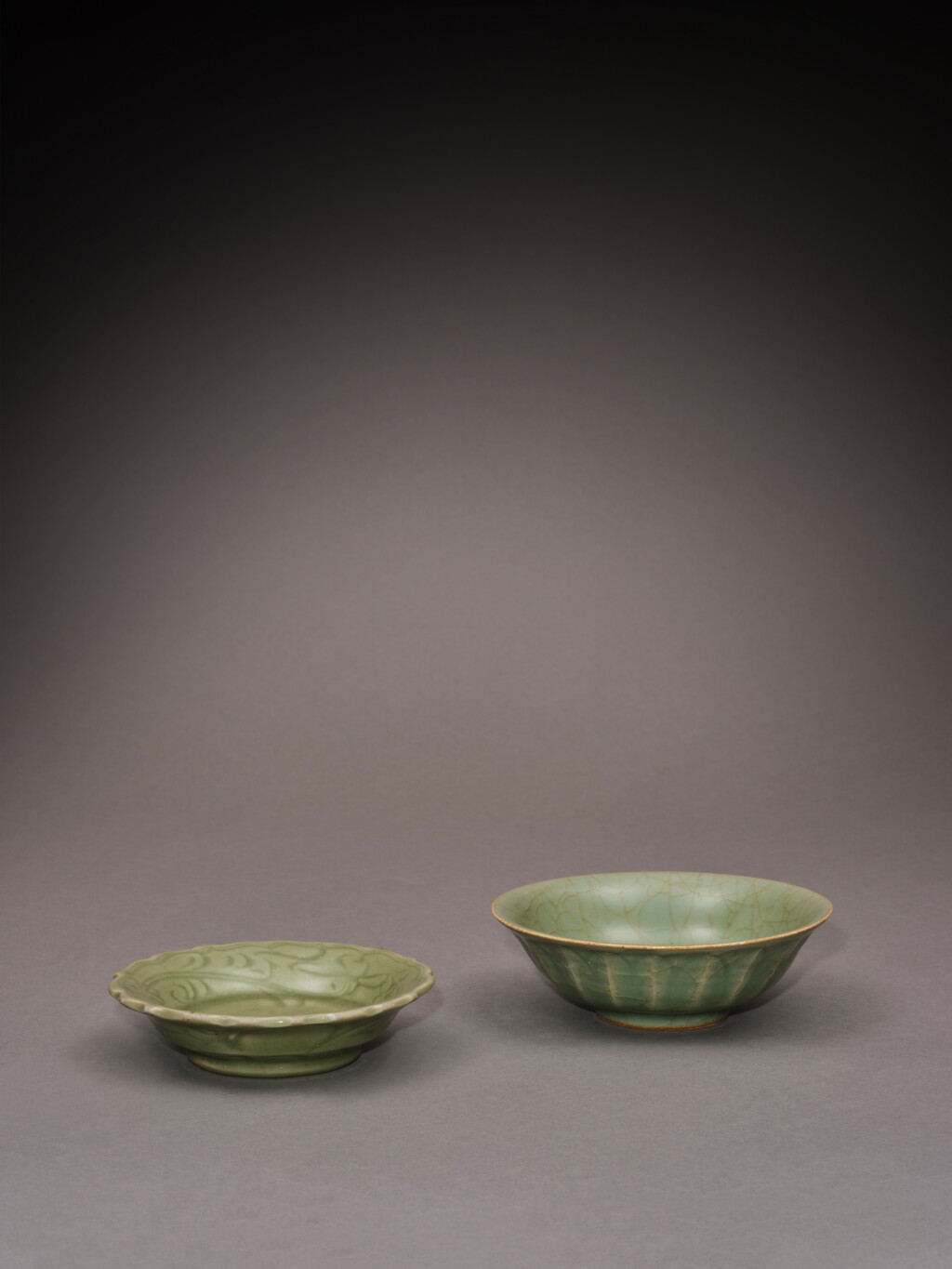 Voir en plein écran - Voir 1 du lot 82. Assiette en grès céladon 'Longquan' à bords chantournés et bol en grès à glaçure céladon 'Longquan', dynastie Song / Ming.